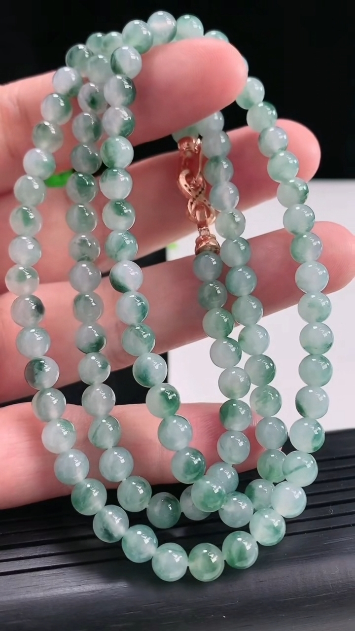 天然A货翡翠飘花圆珠项链，尺寸5.5-108颗重量:37.07g4月21日
工厂直销收藏佳品,种好水足，色泽均匀，有种有色，上手高大气！