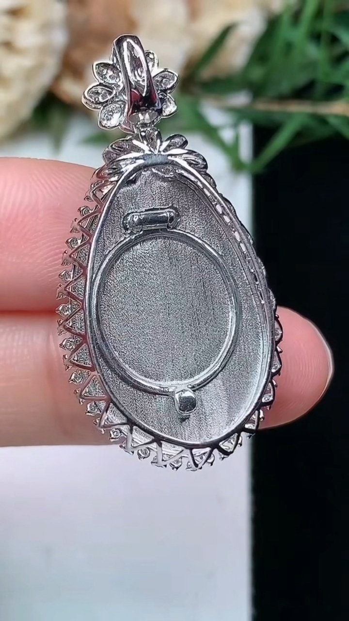 天然A货翡翠飘花金枝玉叶 叶子吊坠，尺寸35.8-18.4-9.5，裸石23.3-15.7，重量:5.41g
4月21日