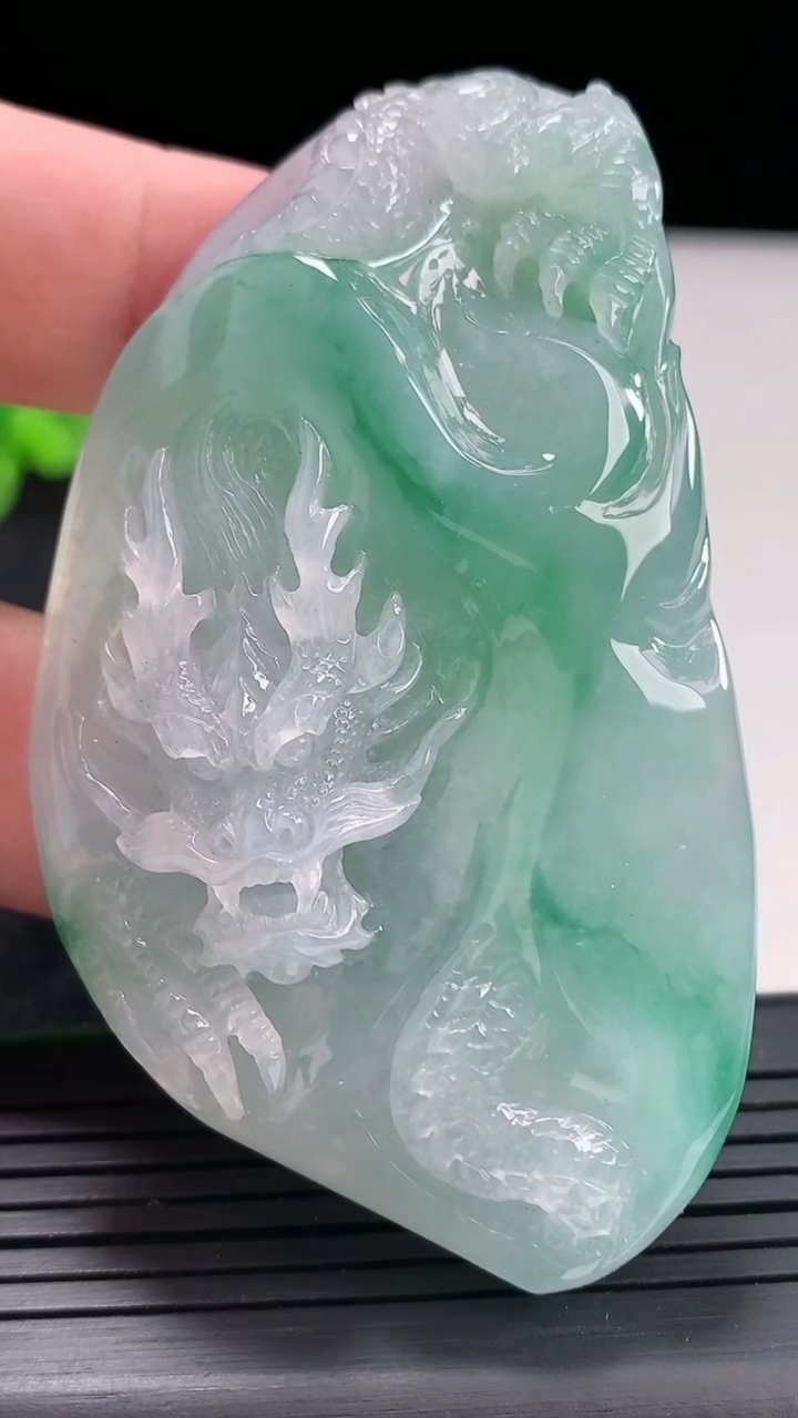 天然A货翡翠龙牌吊坠，尺寸72-41-13重量:64.52g
4月21日