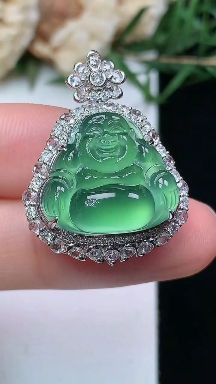 天然A货翡翠佛公吊坠，尺寸28-20.9-11.3，裸石15-16.8，重量:5.42g
4月21日