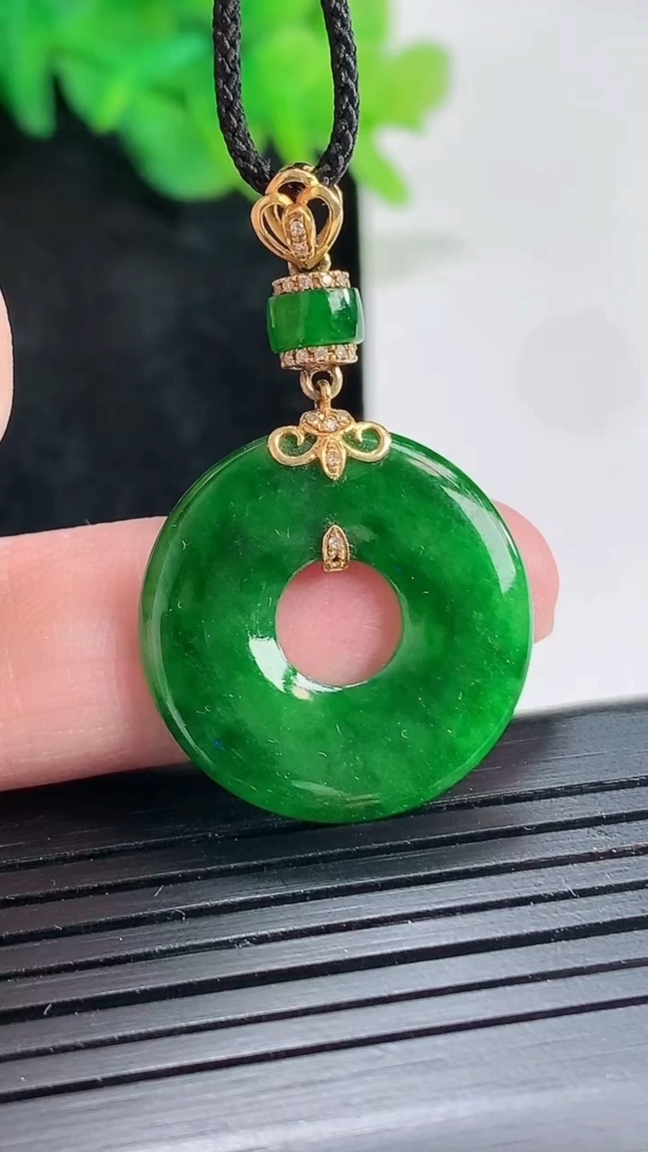 天然A货翡翠平安环吊坠，尺寸22.5-2.8重量:3.79g
4月21日