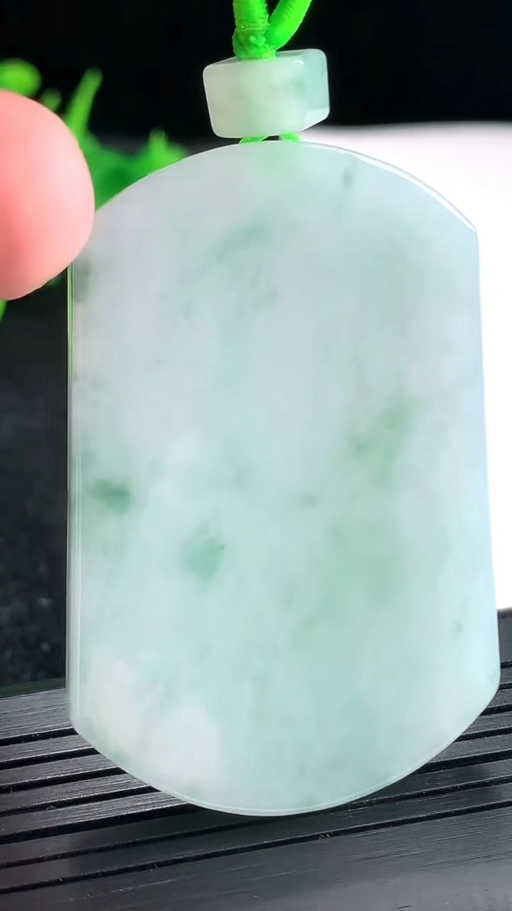 天然A货翡翠飘花无事牌吊坠，尺寸52.5-35-5.5重量:32.03g
4月21日