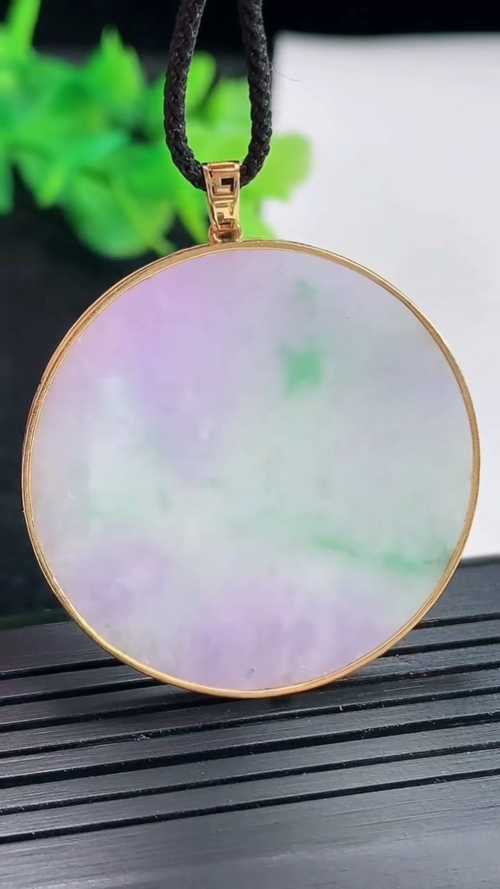 天然A货翡翠18k金春带彩 紫罗兰无事牌吊坠，尺寸40.6-35-2.8，裸石33重量:8.79g
4月21日