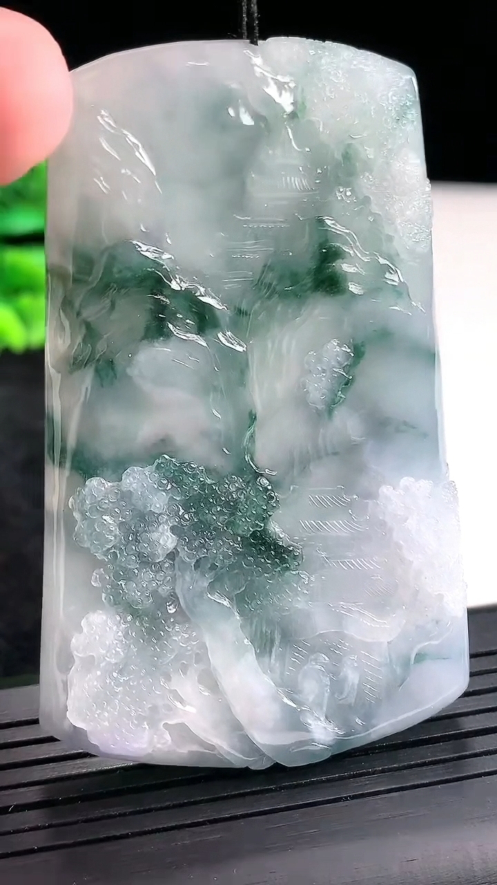 天然A货翡翠紫罗兰 飘花山水牌吊坠，尺寸68.6-43-7重量:52.32g
4月21日