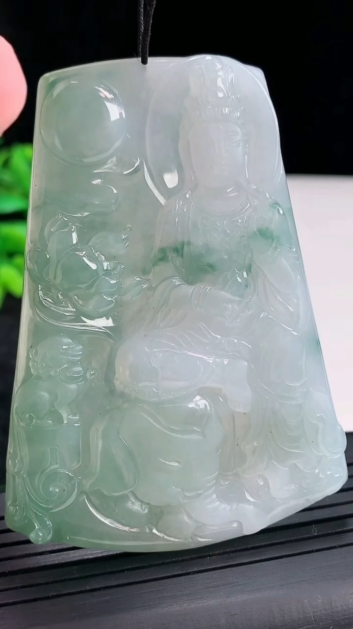 天然A货翡翠飘花普贤菩萨吊坠，尺寸72.8-53-5.5重量:45.74g
4月21日