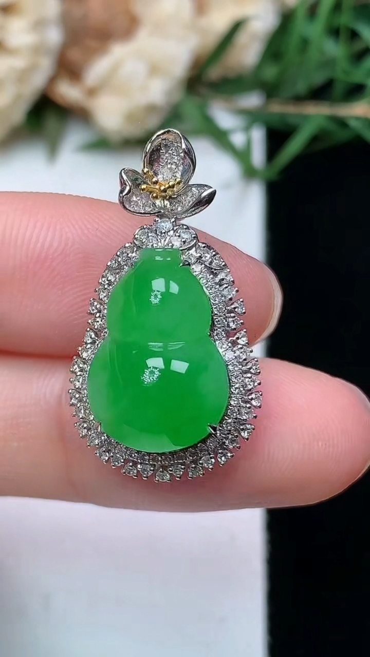 天然A货翡翠葫芦吊坠，尺寸26.6-14.9-11.5，裸石14.9-10，重量:4.26g
4月21日