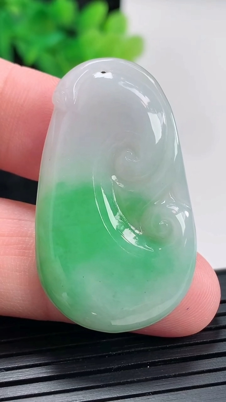 天然A货翡翠如意吊坠，尺寸41-24-4重量:8.38g
4月21日