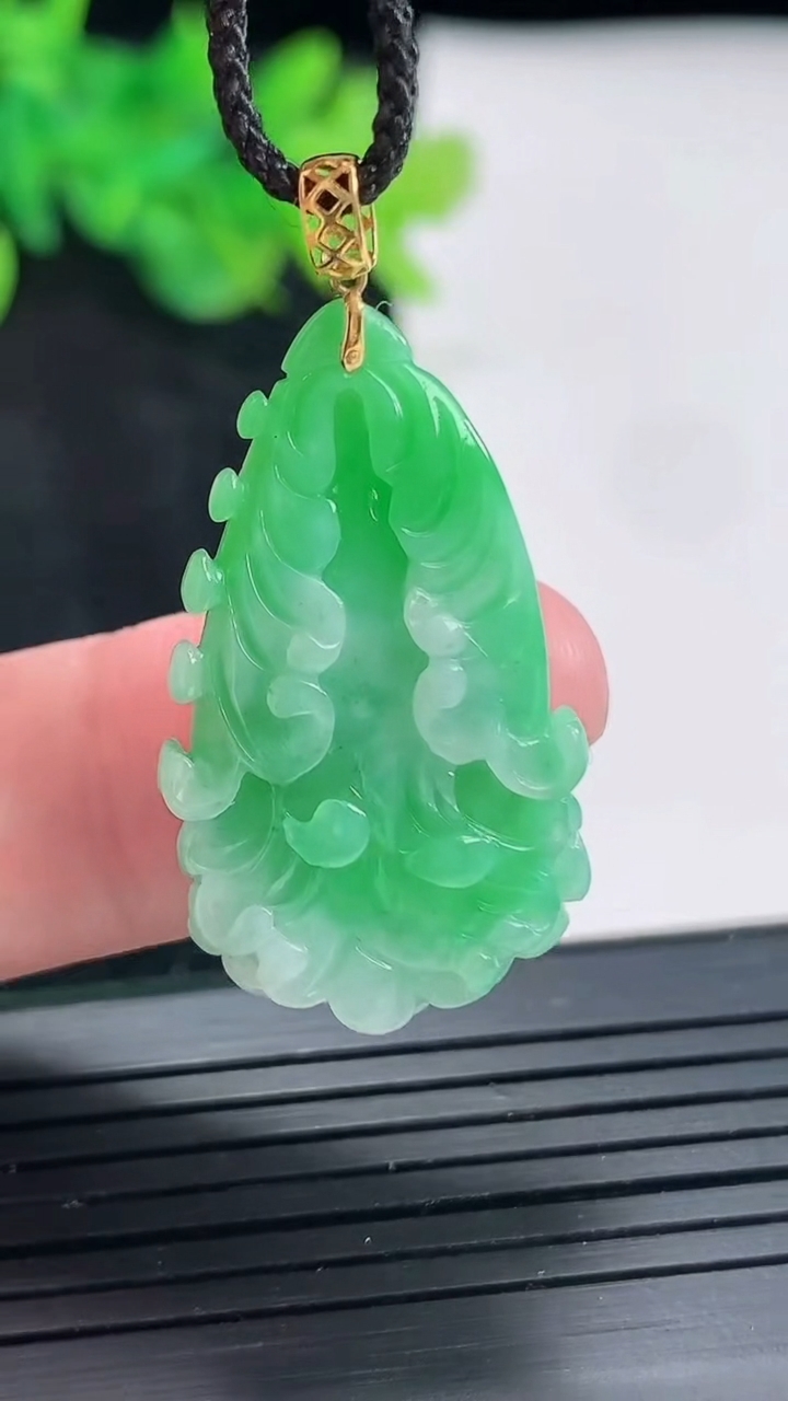 天然A货翡翠白菜吊坠，尺寸28.5-18-6.5重量:5.35g
4月21日