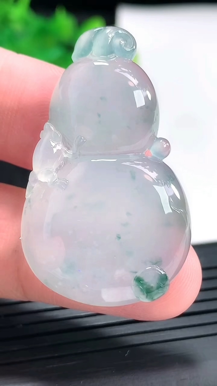 天然A货翡翠种飘花葫芦吊坠，尺寸41-25-6重量:11.86g
4月21日