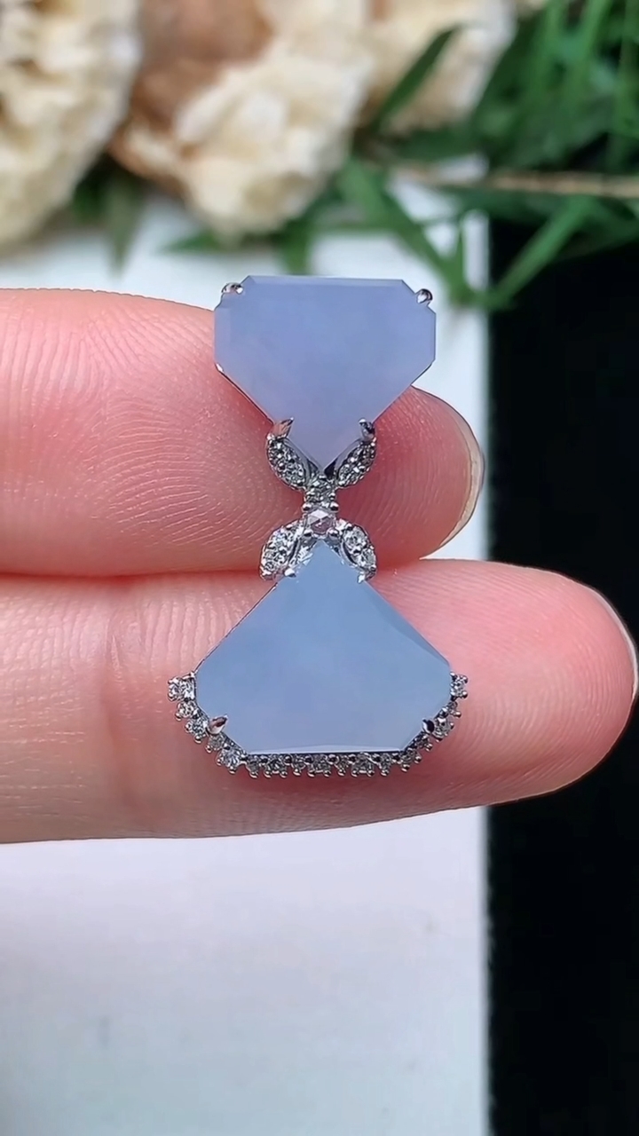 天然A货翡翠紫罗兰随形吊坠，尺寸21.8-13.3-6.3
4月21日