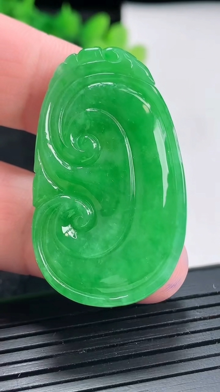 天然A货翡翠如意吊坠，尺寸42-25-5.6重量:13.06g
4月21日