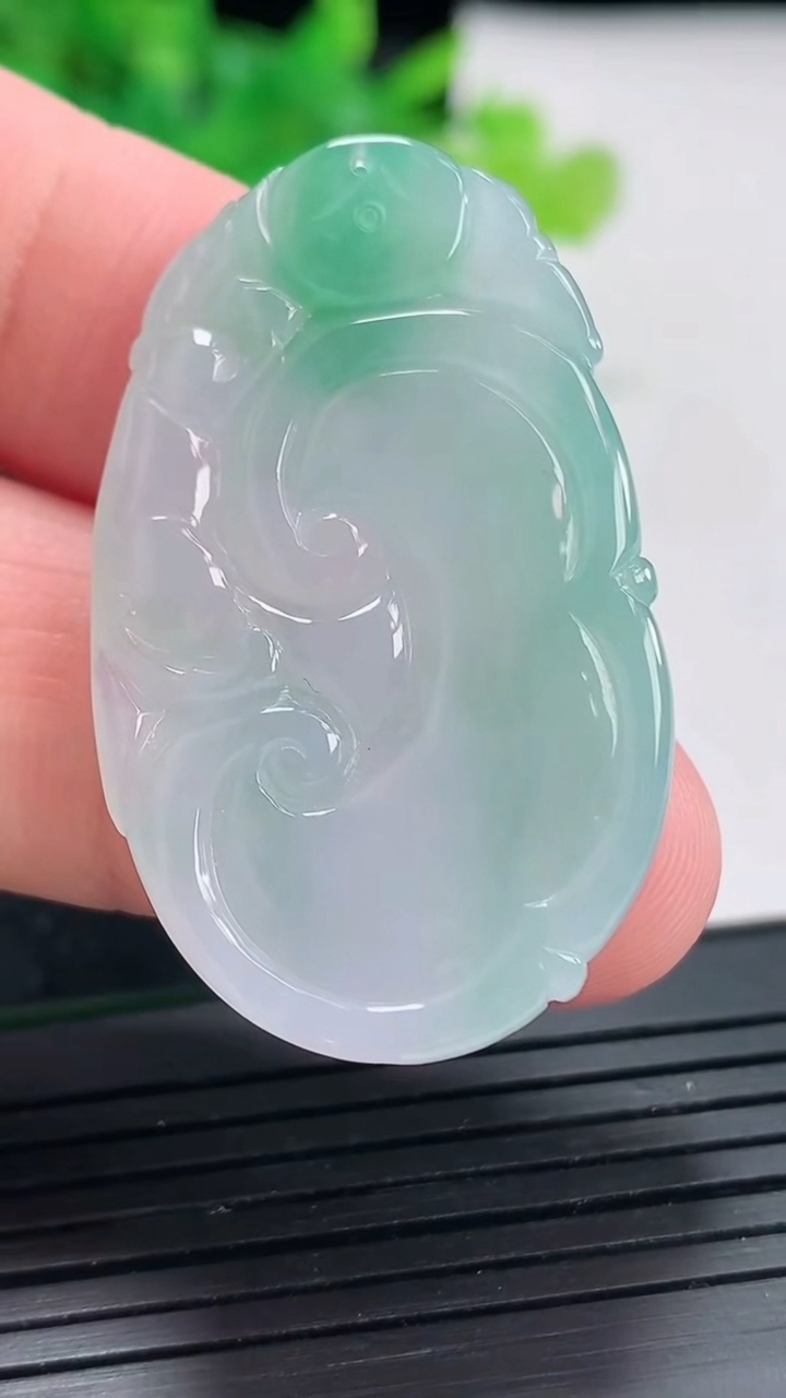 天然A货翡翠如意吊坠，尺寸40.5-24.5-5.8重量:10.66g
4月21日