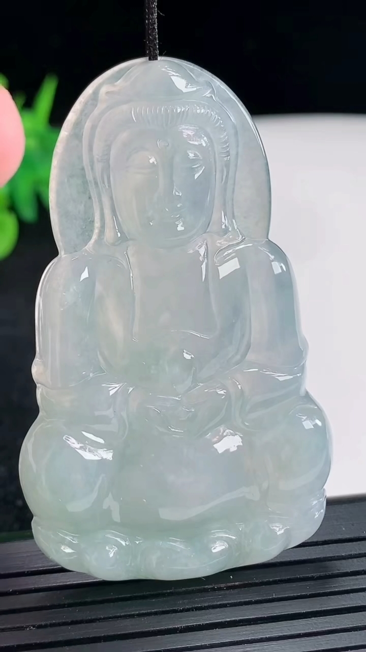 天然A货翡翠正装观音吊坠，尺寸61-37.6-5.5重量:23.82g
4月21日