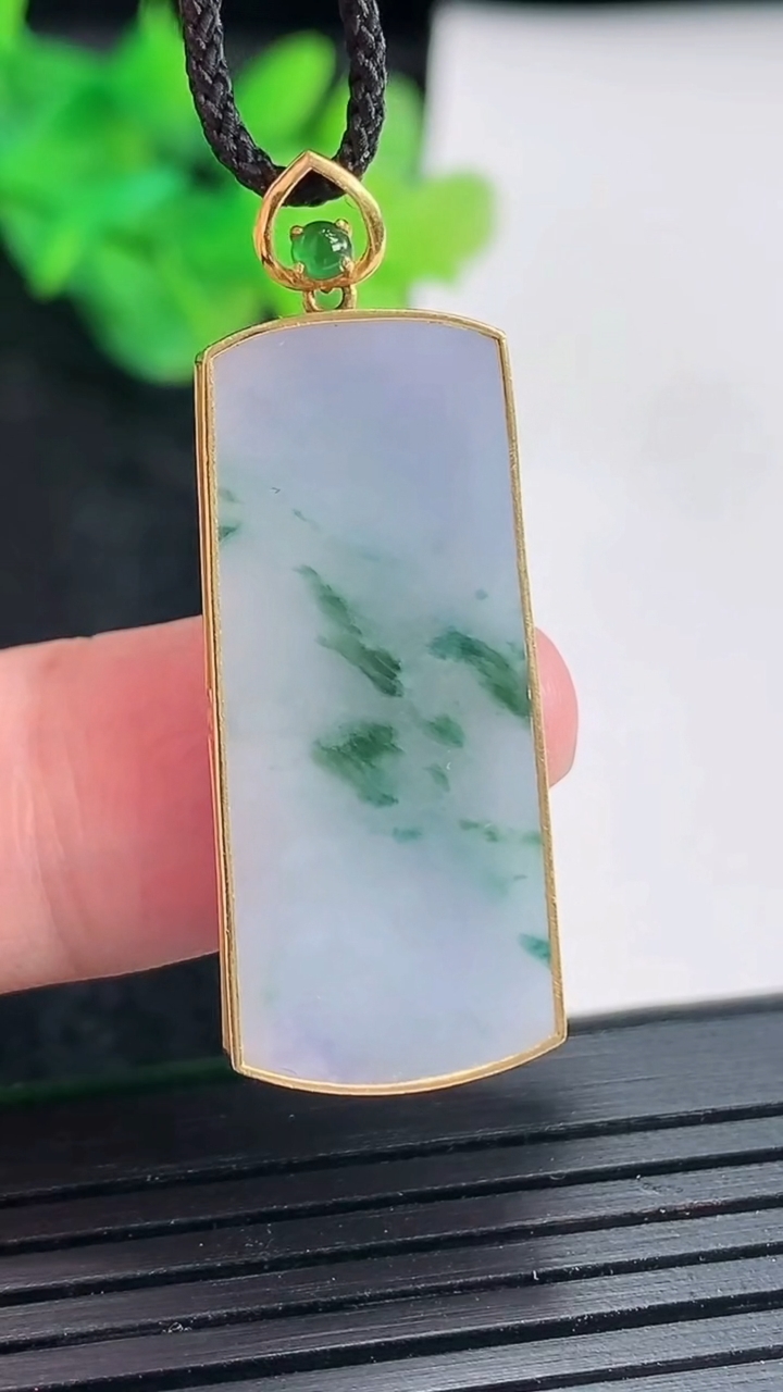 天然A货翡翠18k金紫罗兰飘花无事牌吊坠，尺寸37-14-3，裸石32-14重量:4.49g
4月21日