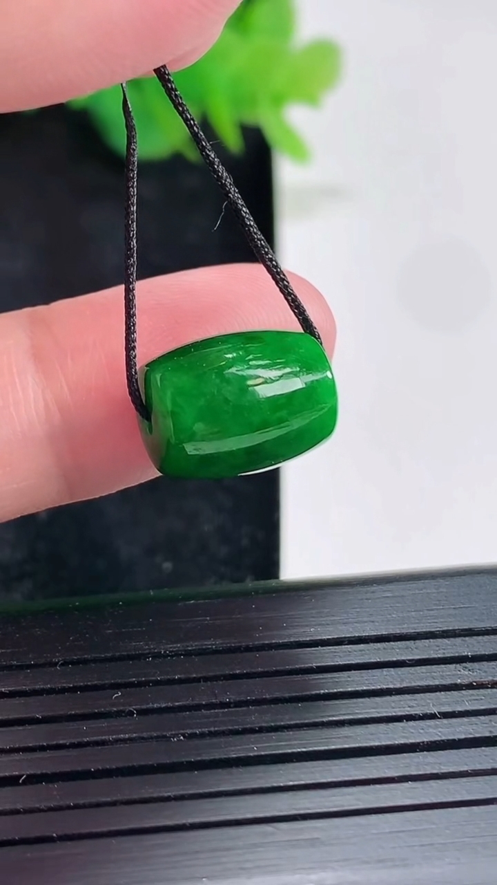 天然A货翡翠路路通吊坠，尺寸13-10重量:2.80g
4月21日