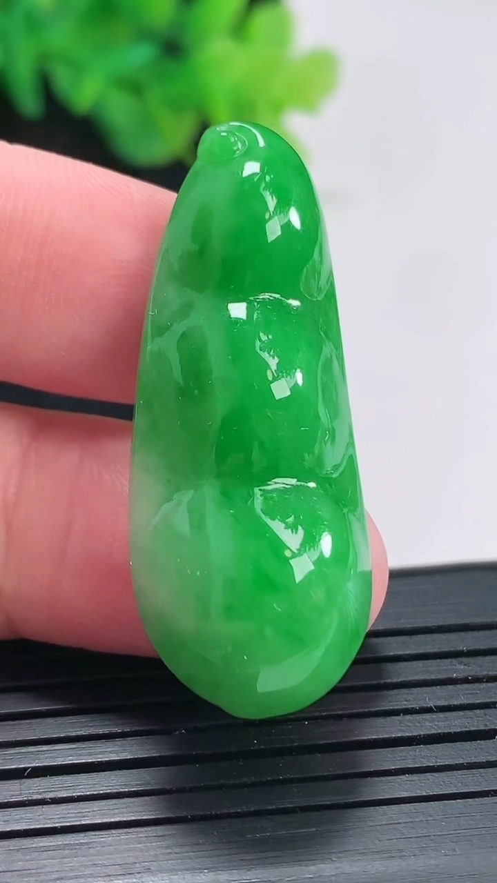 天然A货翡翠福豆吊坠，尺寸41.5-16.5-10重量:10.57g
4月21日