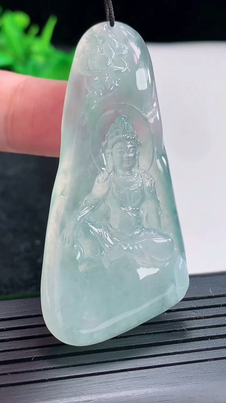 天然A货翡翠观音菩萨吊坠，尺寸58.5-28-7.2重量:22.66g
4月21日