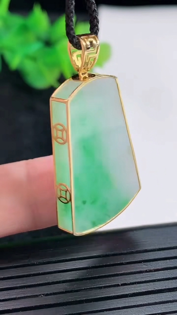 天然A货翡翠无事牌吊坠，尺寸37.5-20.5-4.3，裸石30-20重量:7.45g
4月21日