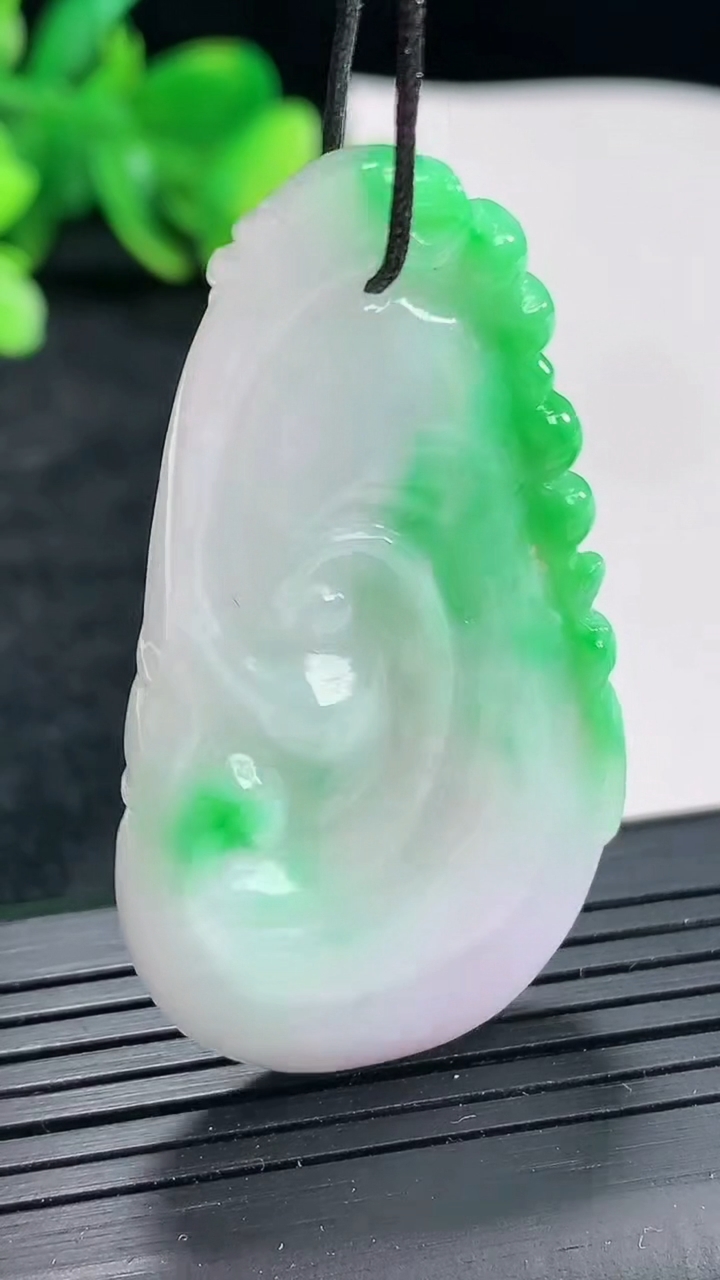 天然A货翡翠如意吊坠，尺寸50-28-5.5重量:15.70g
4月21日