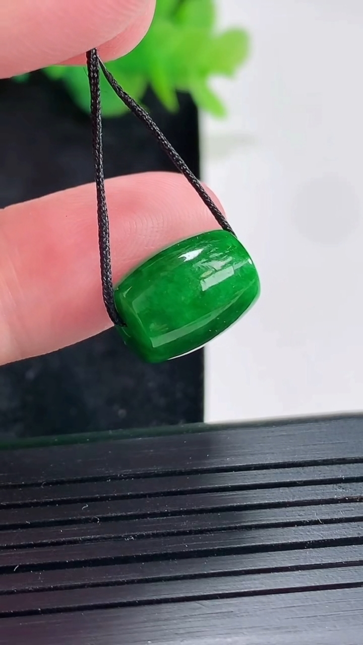 天然A货翡翠路路通吊坠，尺寸13-10重量:2.80g
4月21日