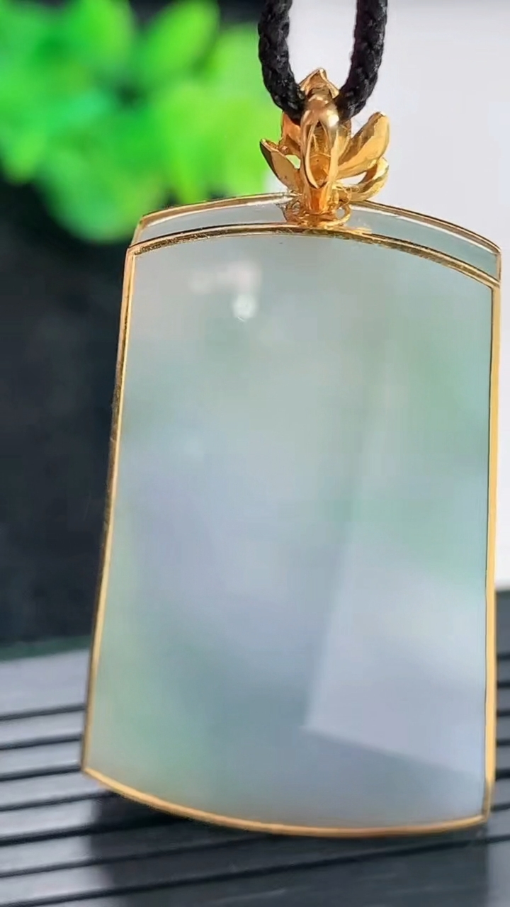 天然A货翡翠18k金春带彩 紫罗兰无事牌吊坠，尺寸49-25.6-4，裸石42-25重量:11.75g
4月21日