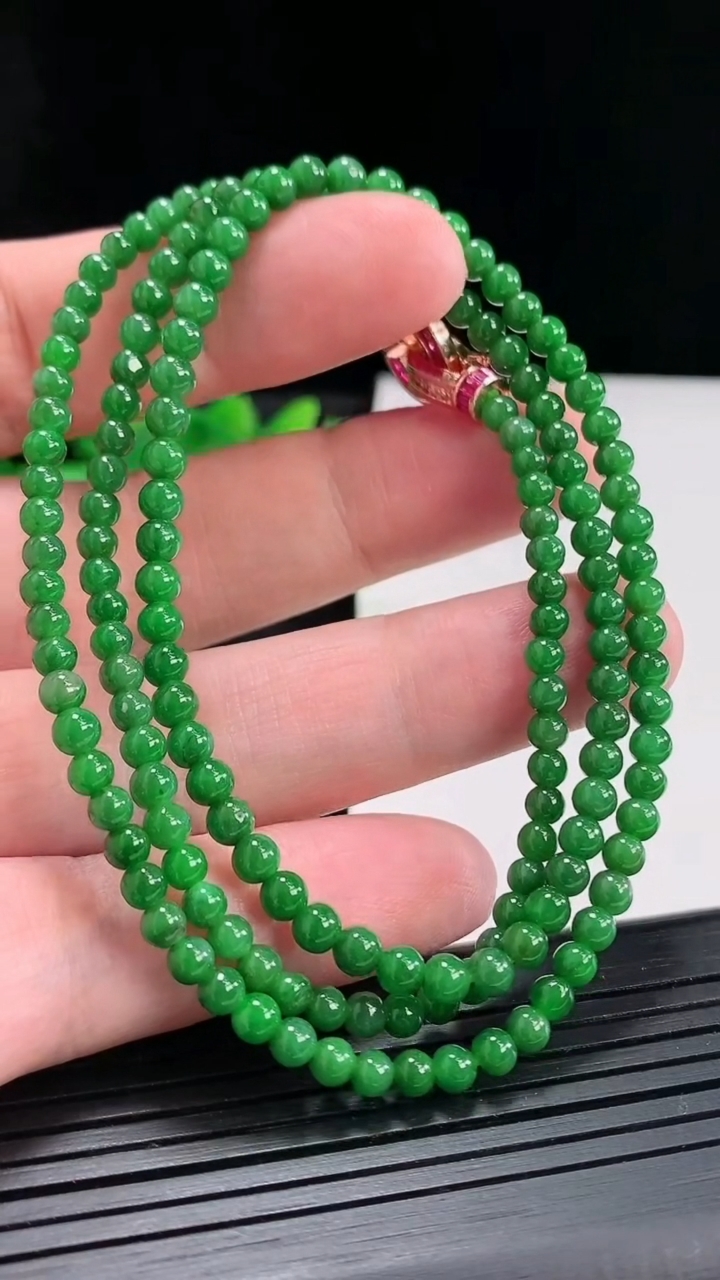 天然A货翡翠圆珠项链，尺寸4-166颗重量:16.56g4月21日
工厂直销收藏佳品,种好水足，色泽均匀，有种有色，上手高大气！