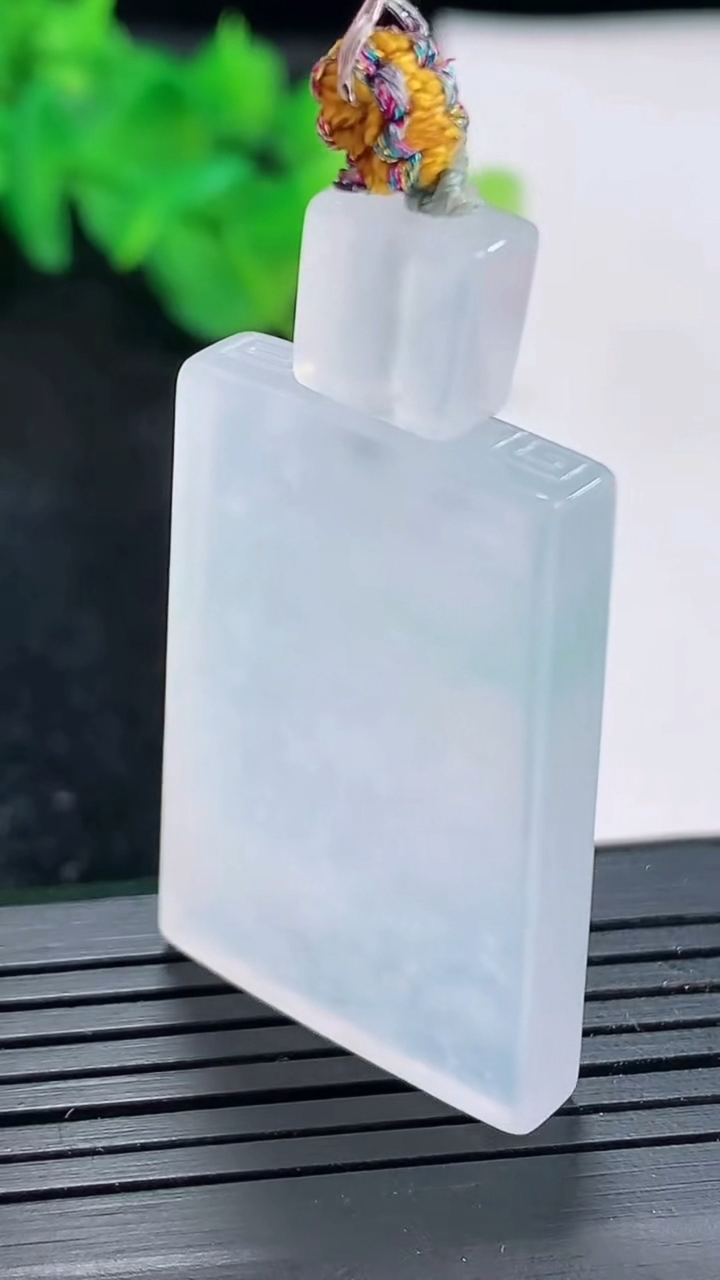 天然A货翡翠仿古无事牌吊坠，尺寸35-24-5.2重量:16.10g
4月21日