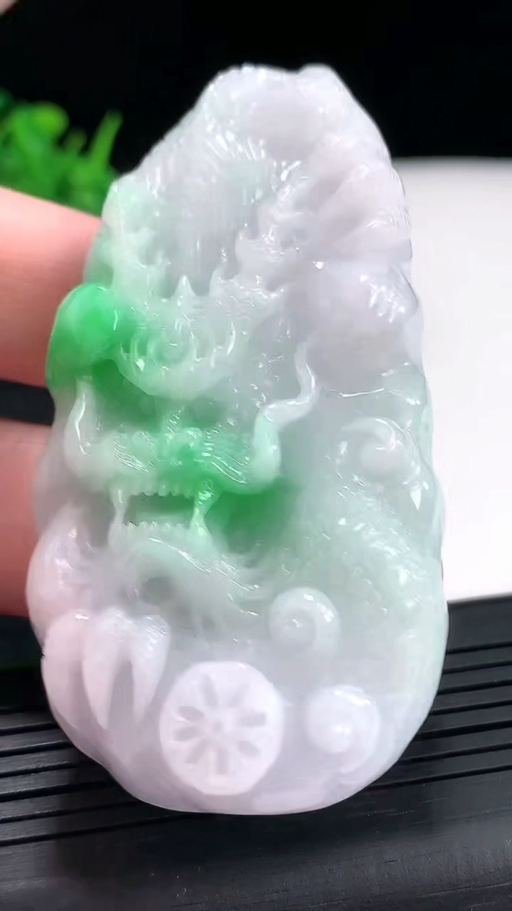 天然A货翡翠龙牌吊坠，尺寸71-36.5-14重量:76.36g
4月21日