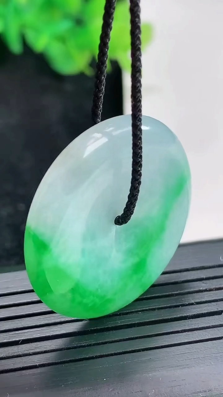 天然A货翡翠平安扣吊坠，尺寸33-5.5重量:13.27g
4月21日