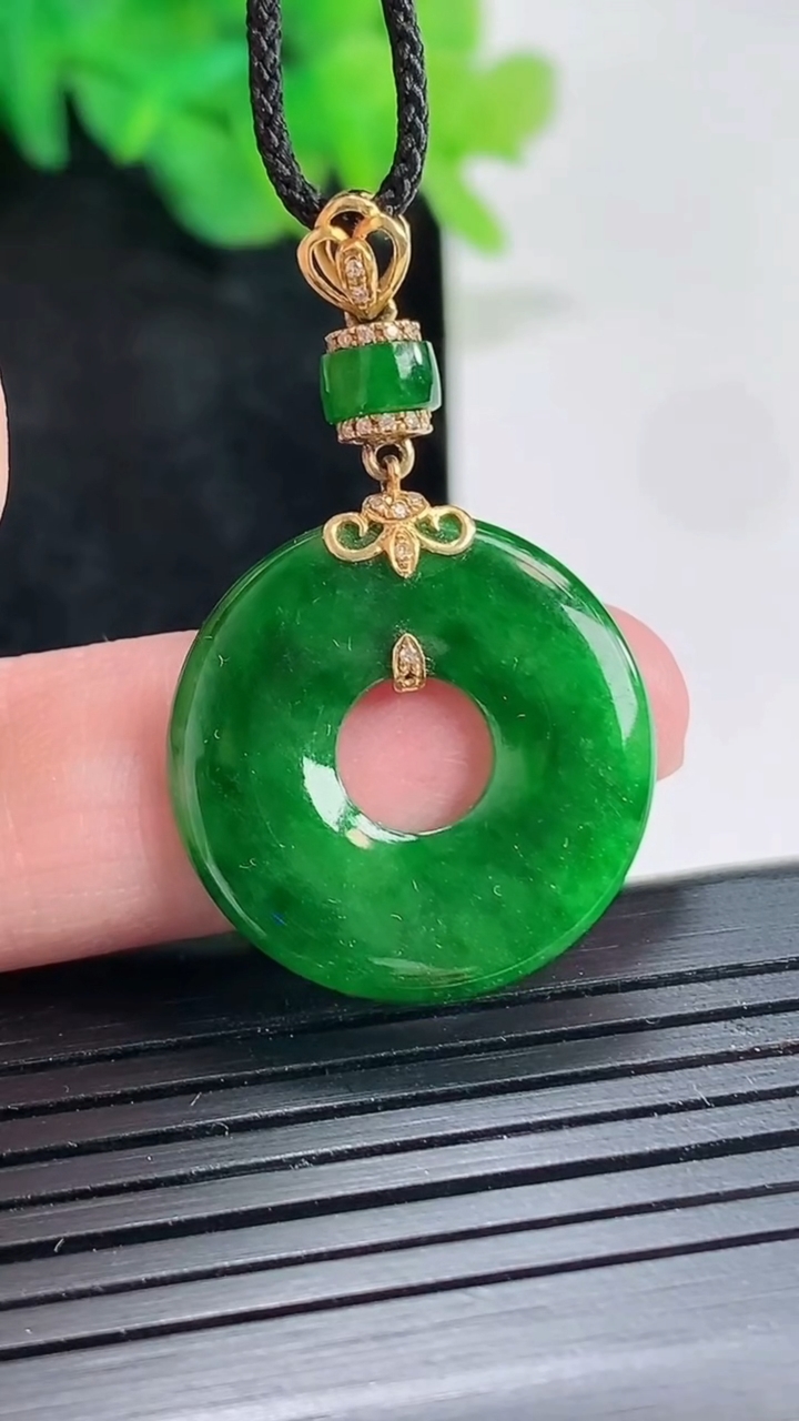 天然A货翡翠平安环吊坠，尺寸22.5-2.8重量:3.79g
4月21日