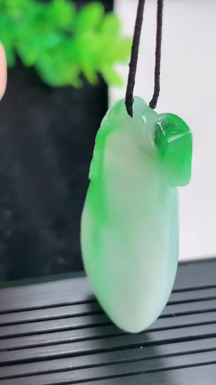 天然A货翡翠福瓜吊坠，尺寸41-22-6.8重量:13.90g
4月21日