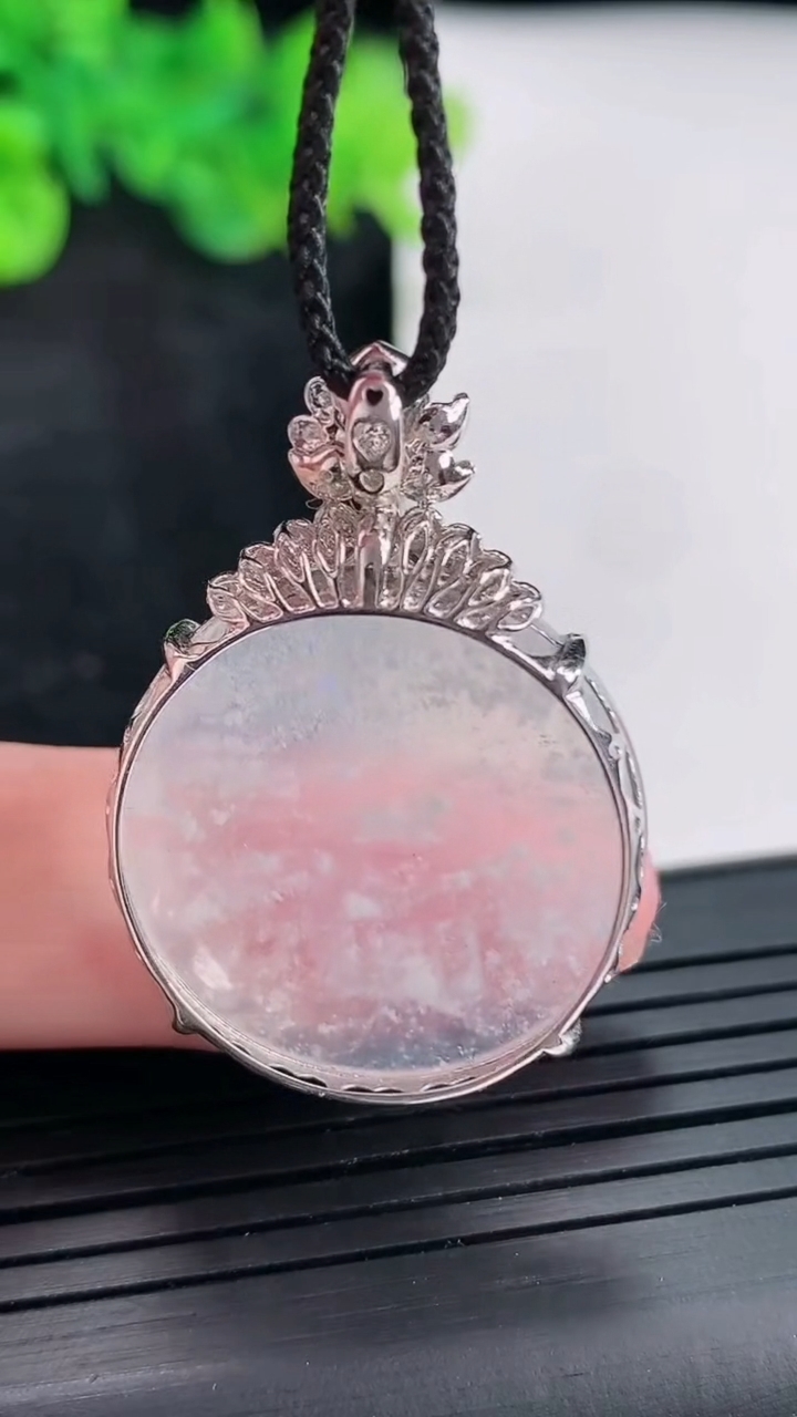 天然A货翡翠种白冰无事牌吊坠，尺寸34-24.5-5.6，裸石24.5重量:4.59g
4月21日