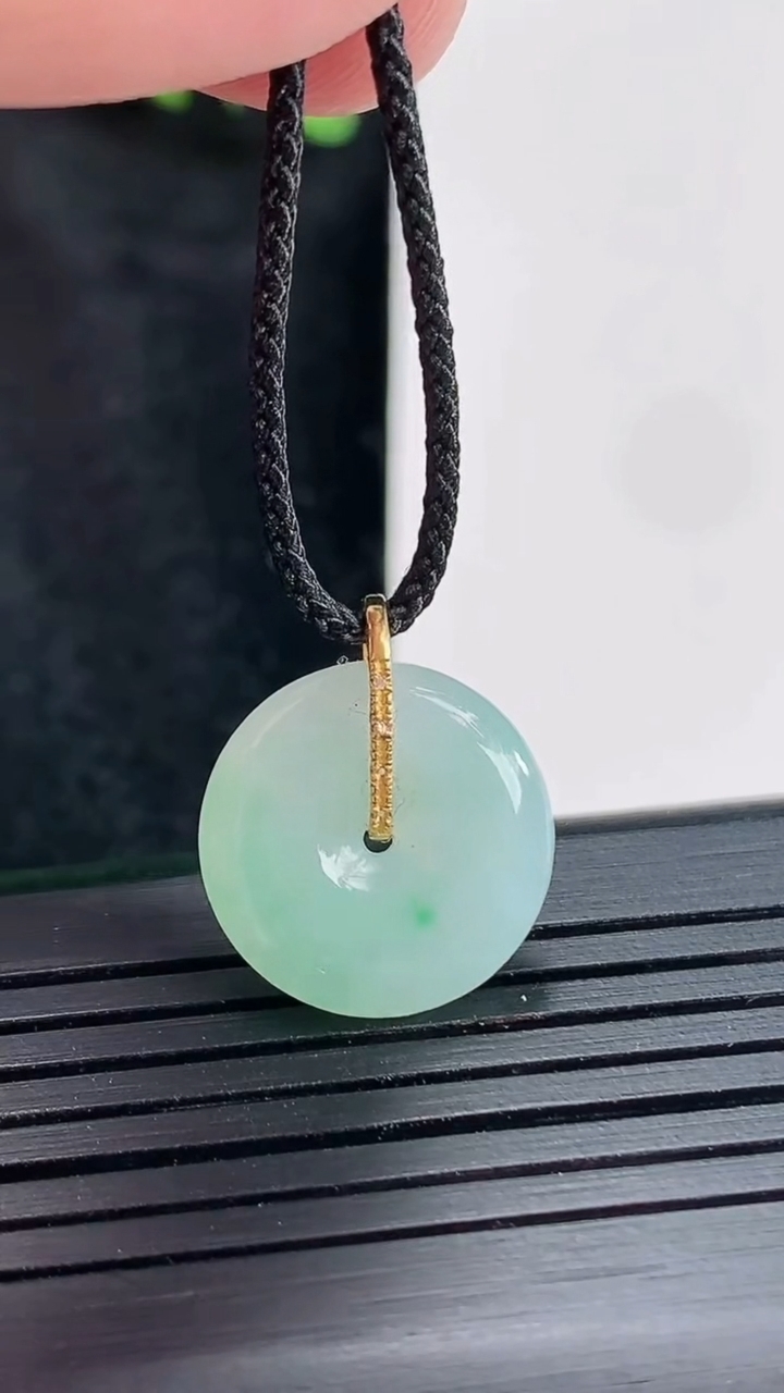 天然A货翡翠平安扣吊坠，尺寸16-4重量:2.28g
4月21日