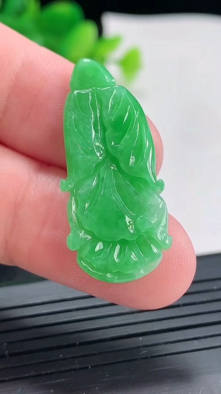 天然A货翡翠白菜吊坠，尺寸34-15-5重量:3.67g
4月21日