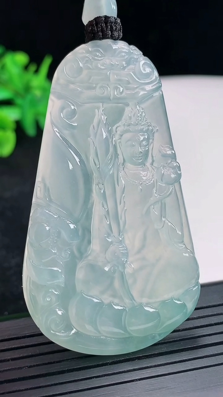 天然A货翡翠虚空藏菩萨吊坠，尺寸62-37-5.2重量:28.19g
4月21日