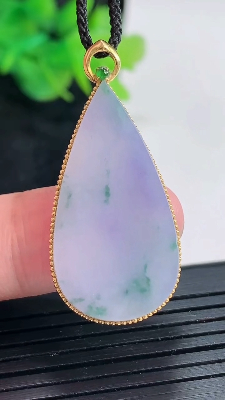 天然A货翡翠18k金紫罗兰飘花水滴吊坠，尺寸38.5-17-4，裸石32-16重量:5.26g
4月