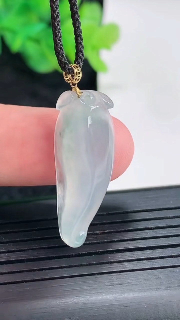 天然A货翡翠福瓜吊坠，尺寸29.5-11-7重量:2.98g
4月21日