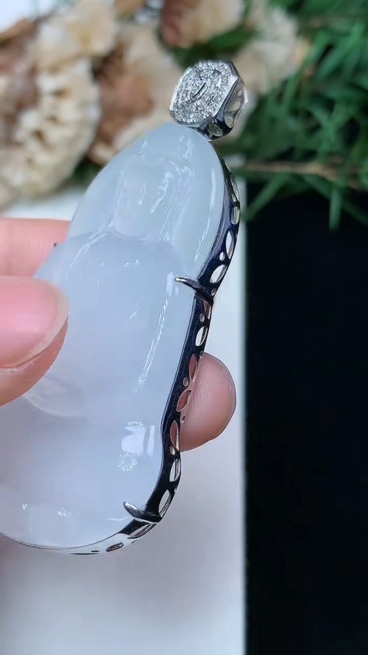 天然A货翡翠白冰素衣观音吊坠，尺寸45.4-28.5-7.6，重量:15.50g
4月21日