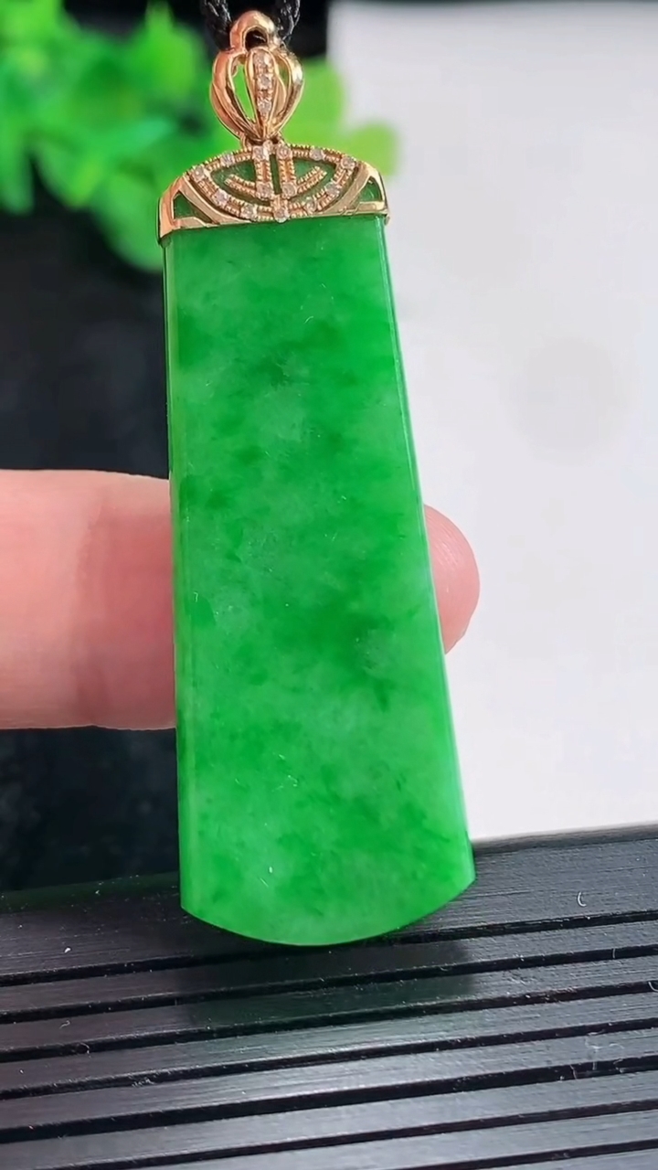 天然A货翡翠无事牌吊坠，尺寸44.5-16.8-4.2重量:9.97g
4月21日