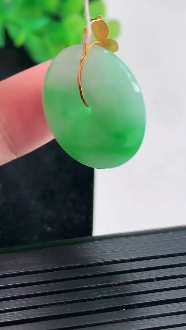 天然A货翡翠平安扣吊坠，尺寸22.8-6.8重量:7.26g
4月21日