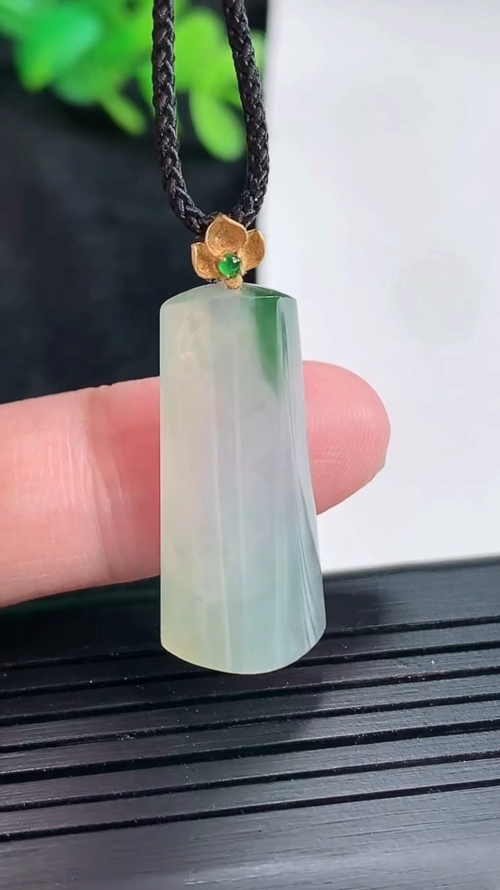 天然A货翡翠18k金飘花无事牌吊坠，尺寸28-12.5-7重量:4.32g
4月21日