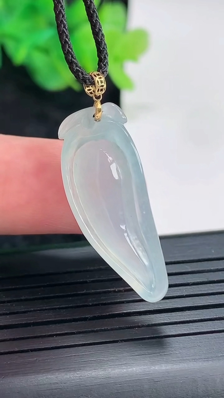 天然A货翡翠福瓜吊坠，尺寸29.5-11-7重量:2.98g
4月21日