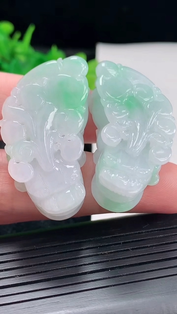 天然A货翡翠貔貅吊坠一对，尺寸41-19-12重量:42.78g
4月21日