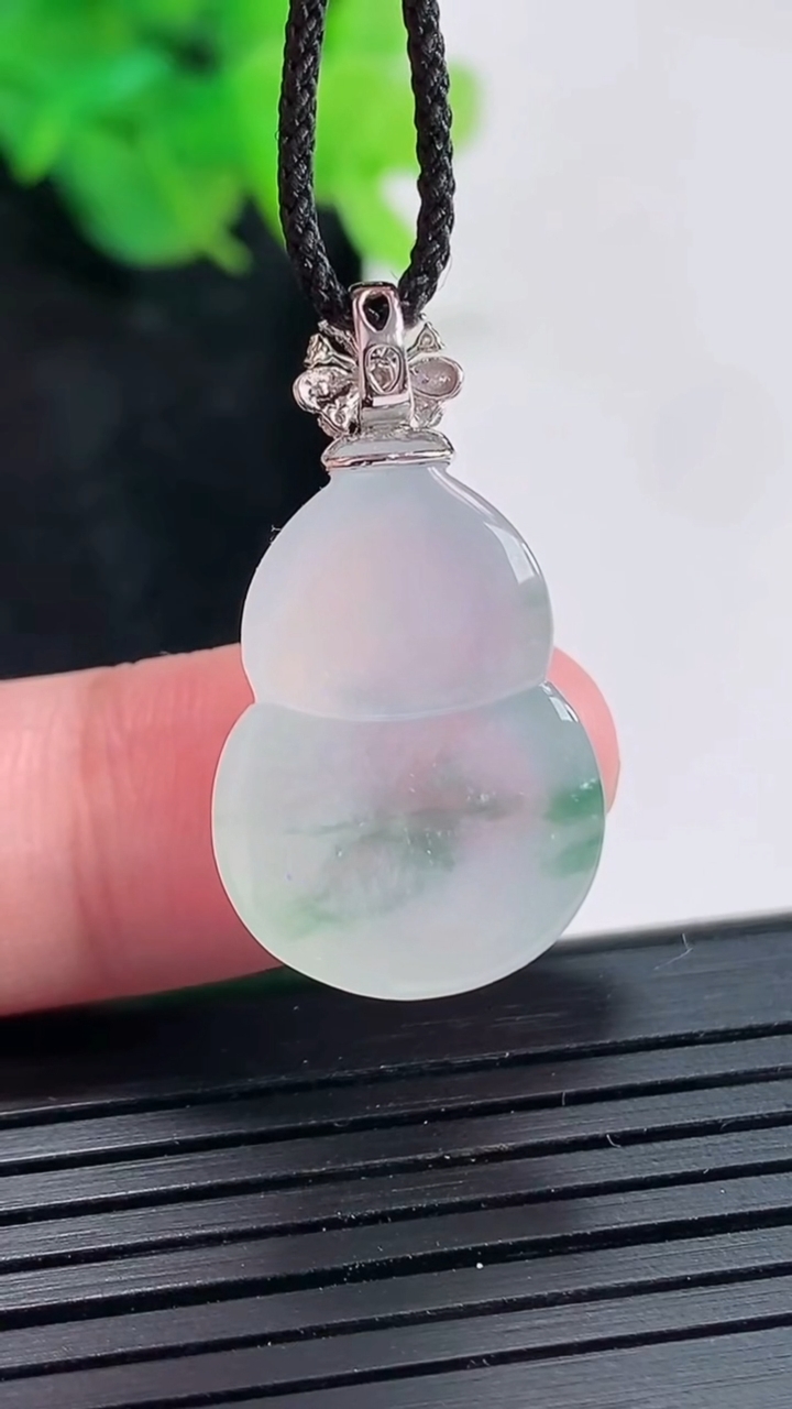 天然A货翡翠种飘花葫芦吊坠，尺寸22-16-7重量:4.86g
4月21日