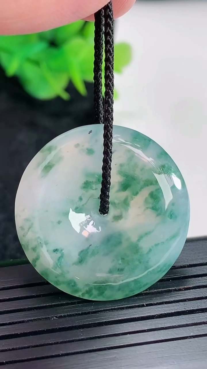 天然A货翡翠冰种飘花平安扣吊坠，尺寸30.5-6重量:11.25g
4月21日