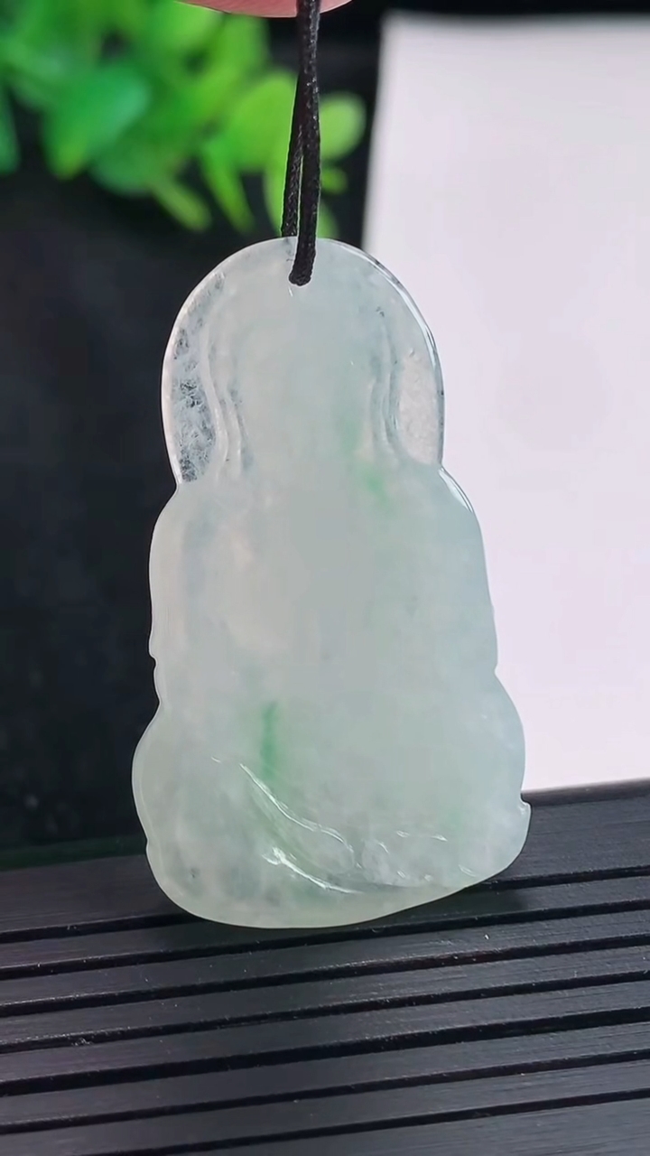 天然A货翡翠正装观音吊坠，尺寸40.5-23.6-4.5重量:7.93g
4月21日