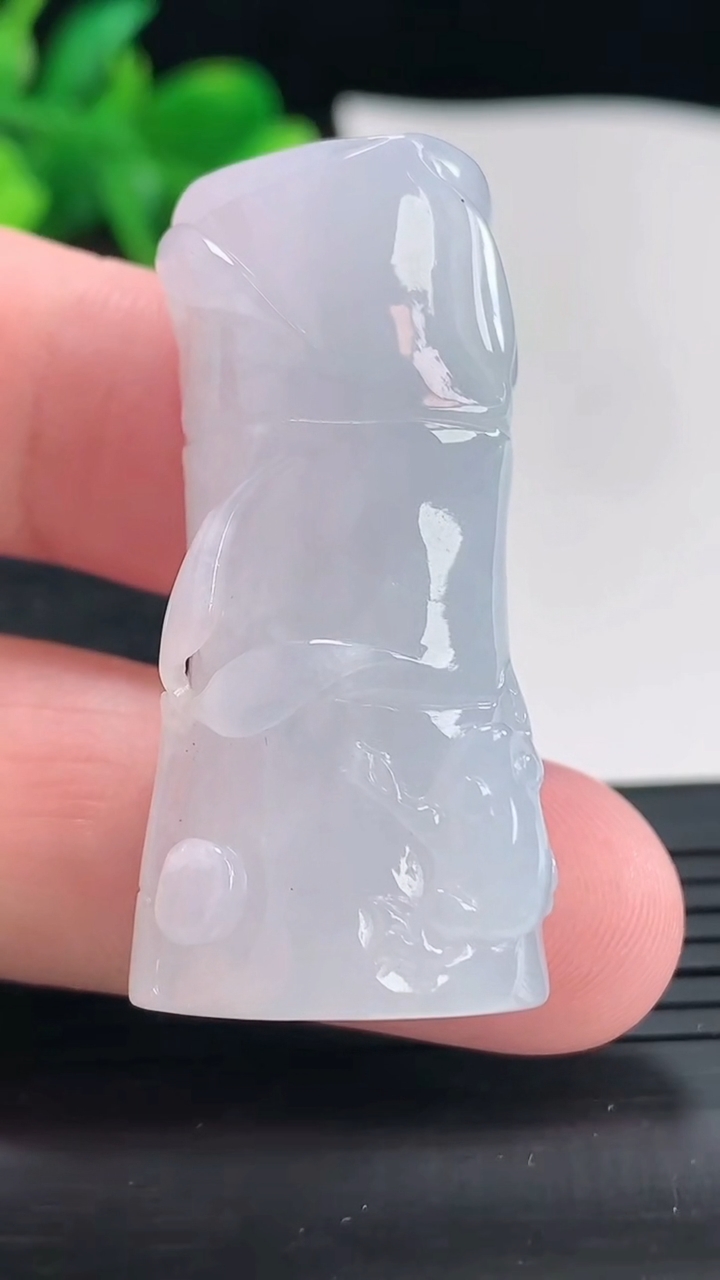 天然A货翡翠紫罗兰节节高升 竹节吊坠，尺寸43-20-12重量:24.18g
4月21日