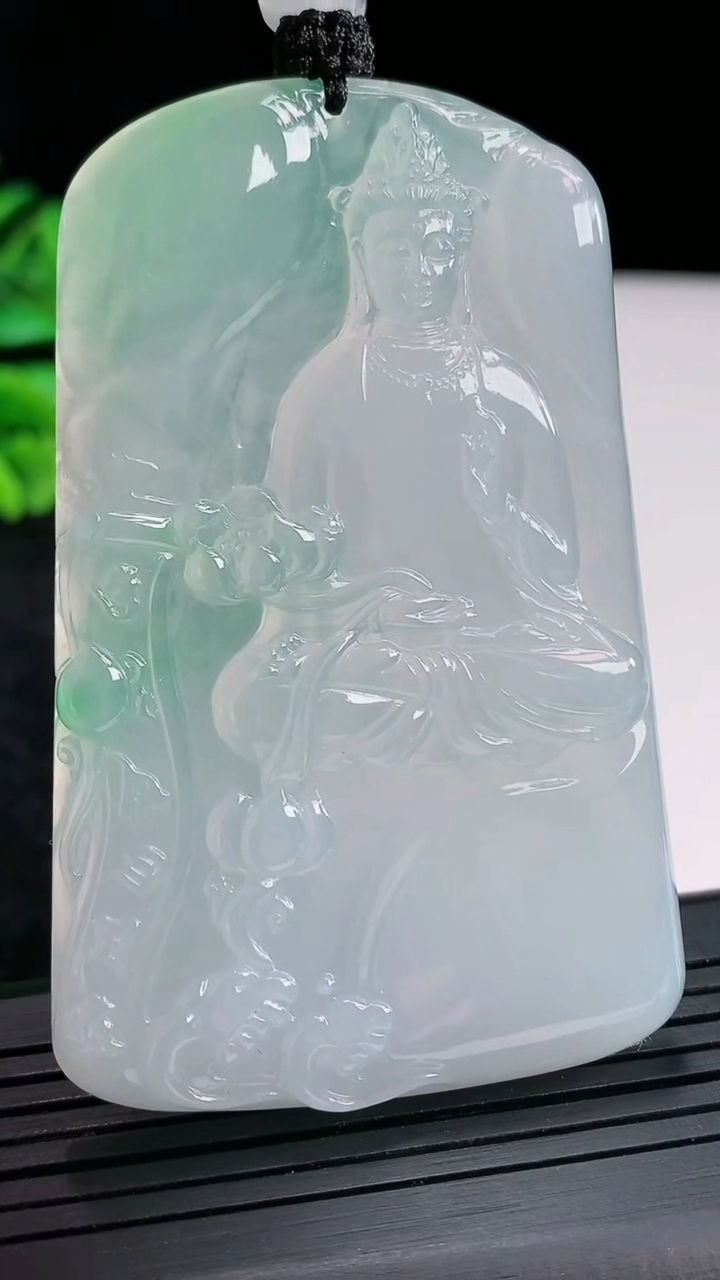 天然A货翡翠大势至菩萨吊坠，尺寸69-44-5.5重量:47.73g
4月21日