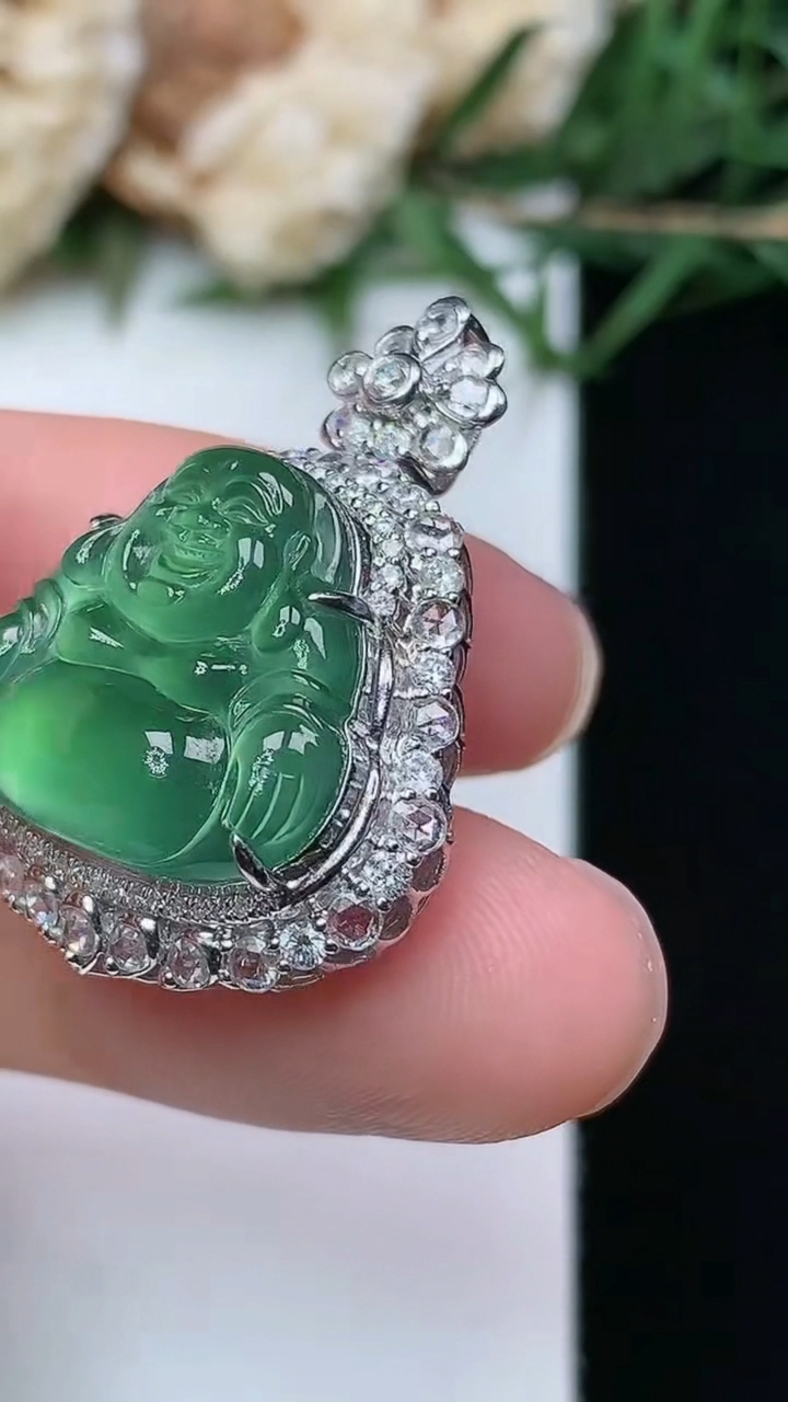 天然A货翡翠佛公吊坠，尺寸28-20.9-11.3，裸石15-16.8，重量:5.42g
4月21日