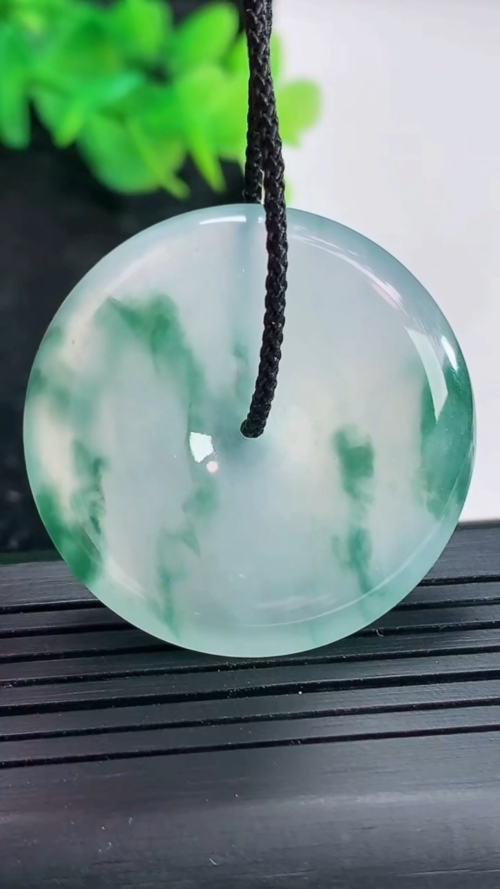 天然A货翡翠飘花平安扣吊坠，尺寸35.5-5.5重量:14.63g
4月21日